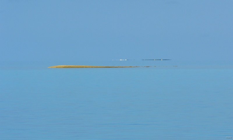 111- Un banc de sable a maree basse entre ciel et eau pres de Mbe Kouen 